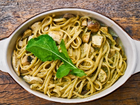 Печени спагети с пиле, шунка, гъби и сметана на фурна - снимка на рецептата